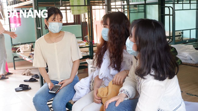 Giây phút dặn dò, chia tay những người bạn mới quen trong khu cách ly. Ảnh: PHAN CHUNG