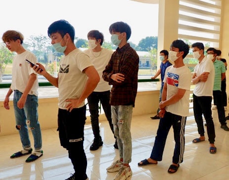 Các công dân được cách ly chủ yếu là du học sinh trở về từ Hàn Quốc. Ảnh: PHAN CHUNG