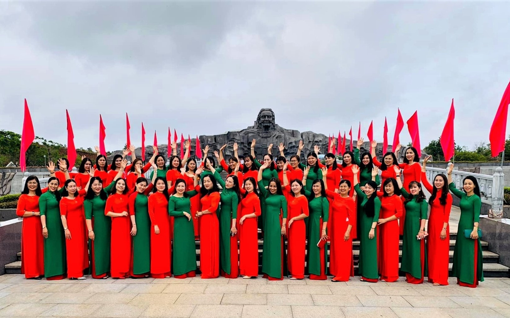 Chị em phụ nữ về thăm và chụp hình lưu niệm tại Tượng đài Mẹ Việt Nam anh hùng. Hội LHPN BĐBP tỉnh