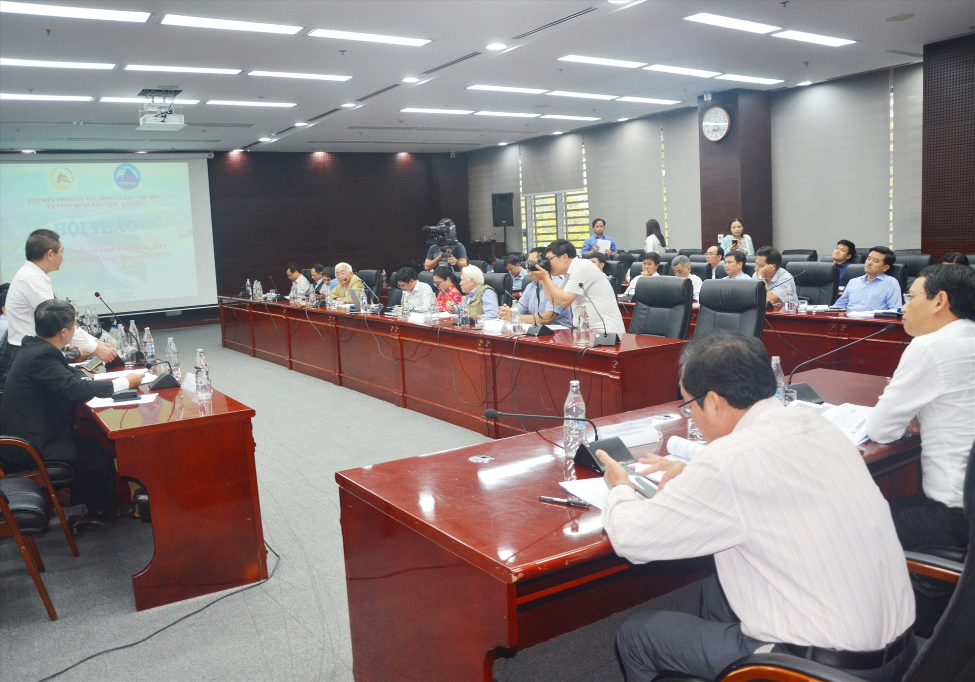 Cuộc họp do Ban Điều phối quản lý lưu vực sông Vu Gia - Thu Bồn và vùng bờ Quảng Nam - Đà Nẵng diễn ra cuối tuần qua tại Đà Nẵng. Ảnh: HỮU PHÚC