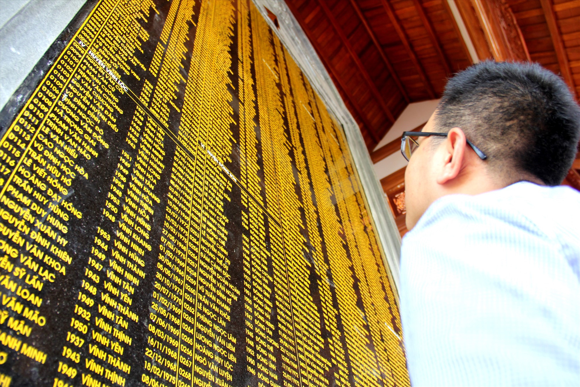Bên trong, hai tấm bia ghi danh hơn 1.300 liệt sĩ có quê ở Thanh Hóa hy sinh trong kháng chiến tại Quảng Nam được dựng, với đầy đủ thông tin cơ bản về liệt sĩ. Ảnh: A.N