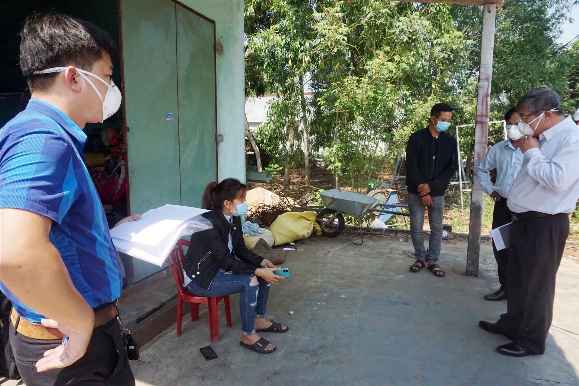 Đoàn công tác của huyện và Trung tâm Kiểm soát bệnh tật Quảng Nam đã đến kiểm tra tình hình sức khỏe của chị N.T.T.T (xã Bình Triều) - người có thời gian tiếp xúc gần với 2 du khách người Anh 5 giờ đồng hồ.