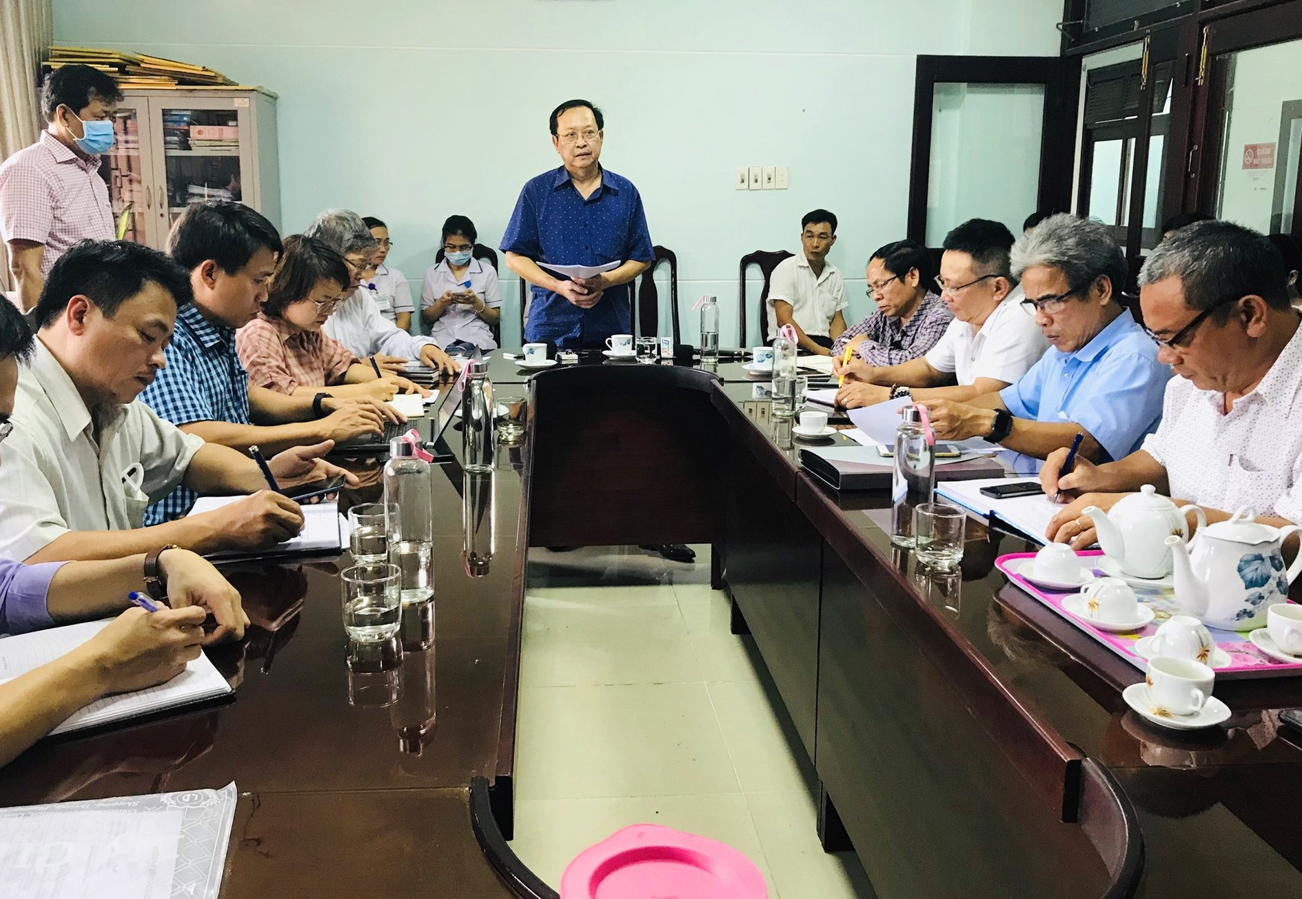 Giám đốc Sở Y tế Quảng Nam - Nguyễn Văn Hai thông tin về tình hình dịch bệnh tại buổi làm việc. Ảnh: Q.T