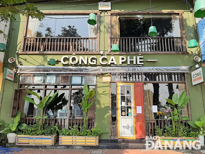Bảo vệ của quán cà phê Cộng (trên đường Bạch Đằng) bảo rằng, quán sẽ trở lại phục vụ khách sau ngày 10-3. Trong thời gian này, sẽ tập trung dọn vệ sinh, khử khuẩn. Ảnh: Khánh Hòa