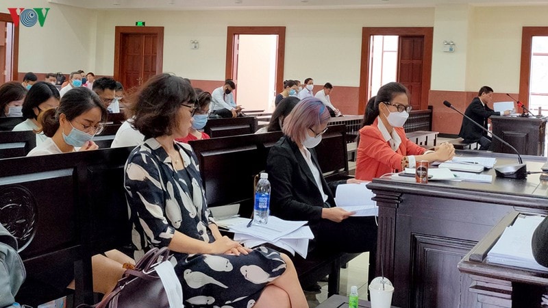 Đại diện bị đơn.