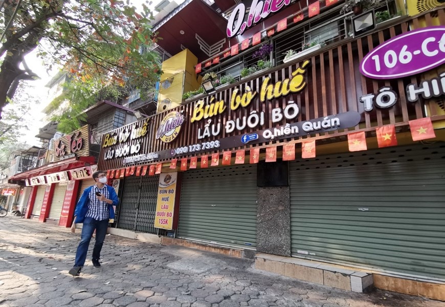 Do ảnh hưởng của dịch Covid-19, hàng loạt cửa hàng kinh doanh trên phố Tô Hiệu đã phải tạm đóng cửa. (Ảnh: Thành Đạt/TTXVN)