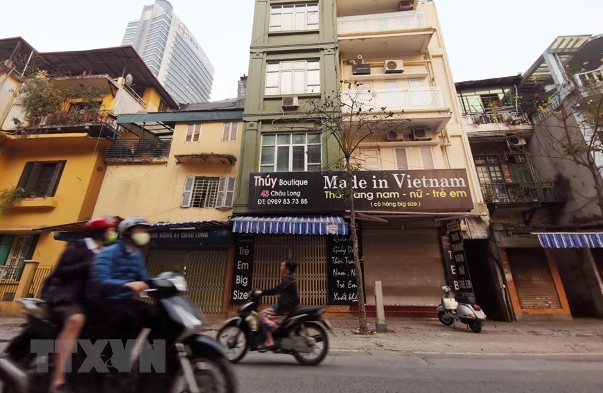 Do ảnh hưởng của dịch Covid-19, phố Châu Long gần khu vực bị cách ly các cửa hàng đóng cửa hàng loạt. (Ảnh: Thành Đạt/TTXVN)