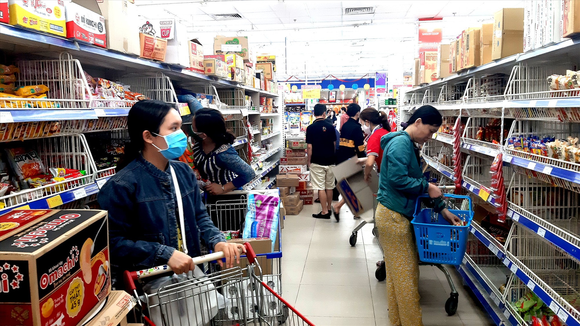 Người dân mua sắm hàng hóa tại siêu thị Co.opMart Tam Kỳ. Ảnh: VIỆT NGUYỄN