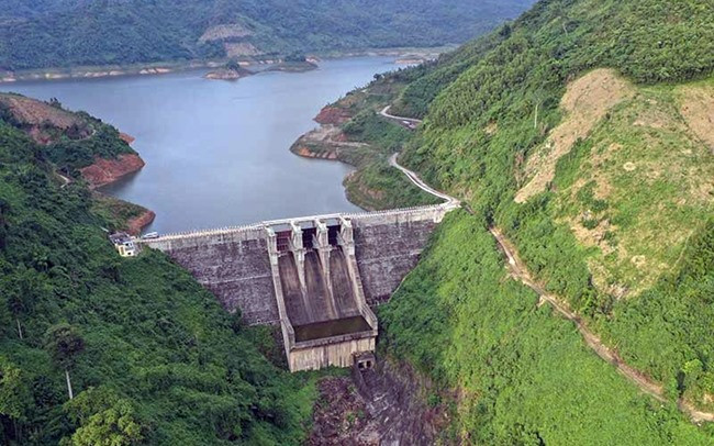 Lượng nước ở hồ thủy điện A Vương chỉ đạt khoảng 30% dung tích, thiếu gần 170 triệu mét khối nước. Ảnh: Đ.H