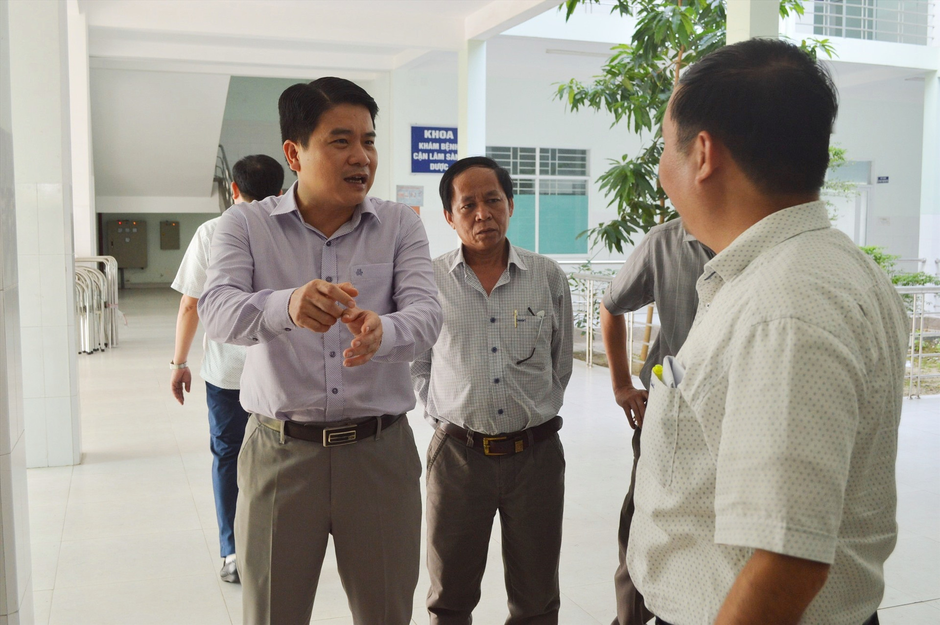 Phó Chủ tịch UBND tỉnh Trần Văn Tân kiểm tra công tác chuẩn bị của khu cách ly Phòng khám Đa khoa KCN Điện Nam - Điện Ngọc chiều nay