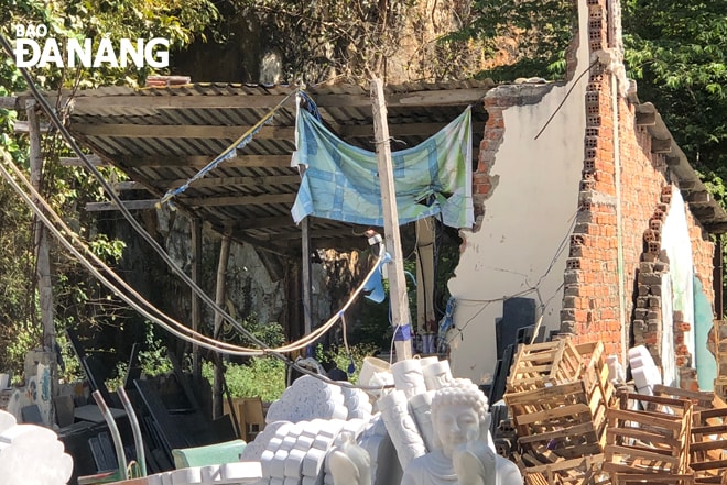 Nhà hoang, nhà tháo dỡ nửa vời tạo cảnh nhếch nhác ở khu danh thắng Ngũ Hành Sơn. Ảnh: PHƯƠNG CHI