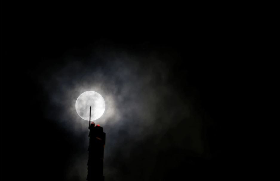 Mây mù che phủ một phần Siêu Trăng tại tháp Portomaso, Malta. Ảnh: The Sun