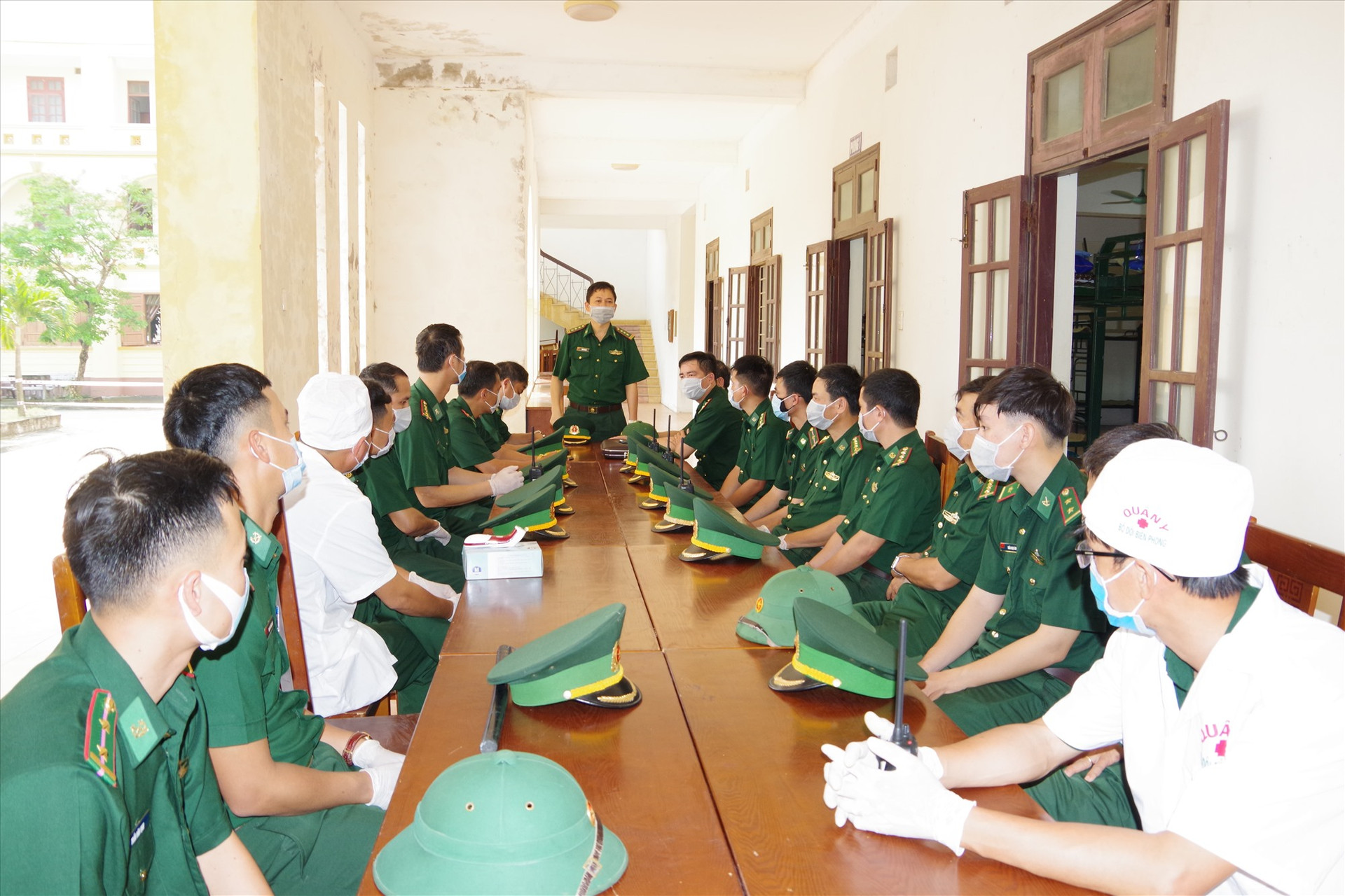 Thượng tá Trần Tiến Hiền – Phó Chỉ huy trưởng BĐBP tỉnh Quảng Nam giao nhiệm vụ cho CBCS phục vụ trong khu vực cách ly.