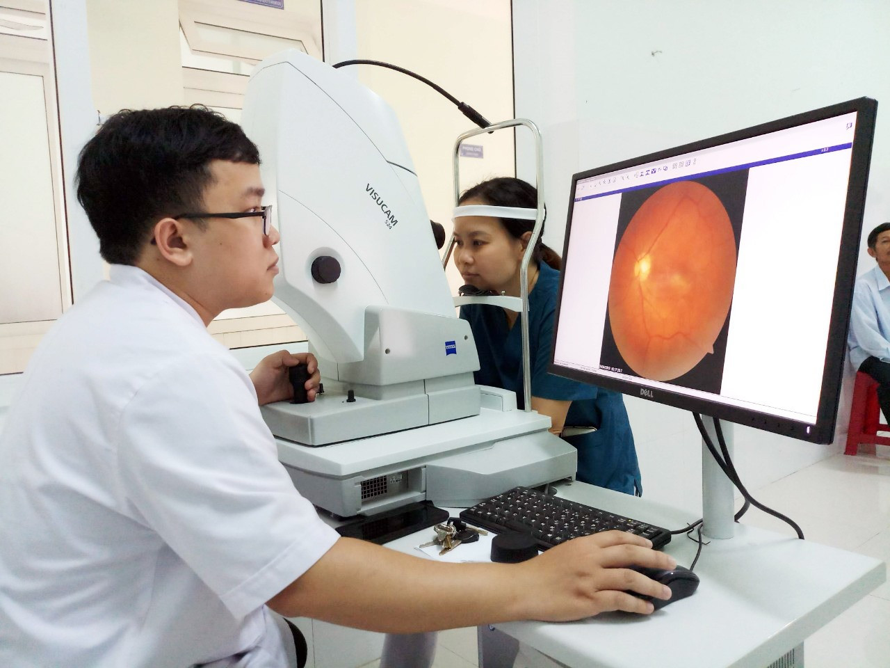 Bệnh viện Mắt Quảng Nam chụp đáy mắt giúp chẩn đoán glôcôm. Ảnh: C.N