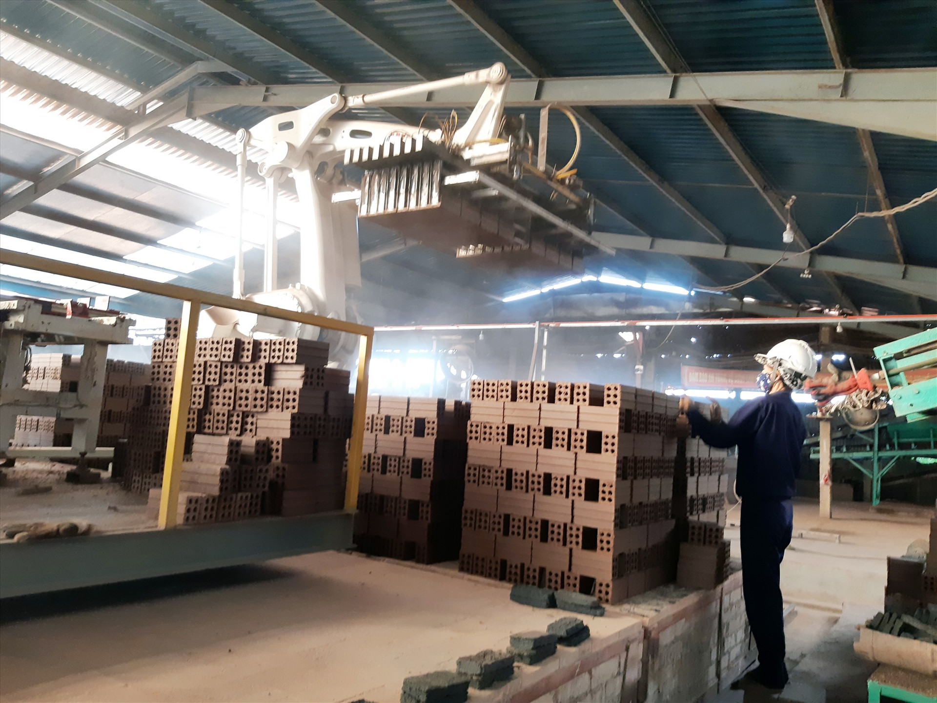 Robot được sử dụng để bốc xếp gạch tại Cơ sở sản xuất gạch Tuynel xã Duy Châu. Ảnh: TRIÊU NHAN