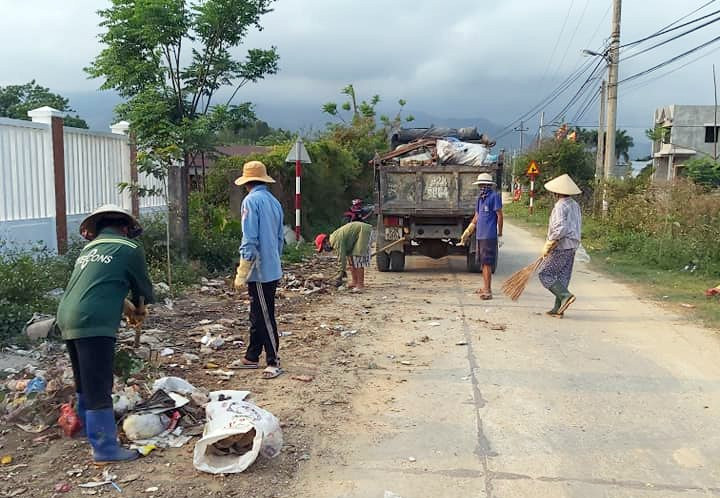 Hội Phụ nữ xã Đại Minh ra quân dọn vệ sinh môi trường đường làng, ngõ xóm. Ảnh: CTV