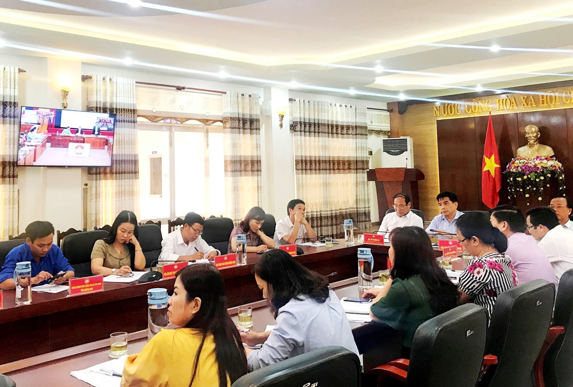 Các đại biểu theo dõi hội nghị tại điểm cầu Ủy ban MTTQ Việt Nam tỉnh. Ảnh: V.A