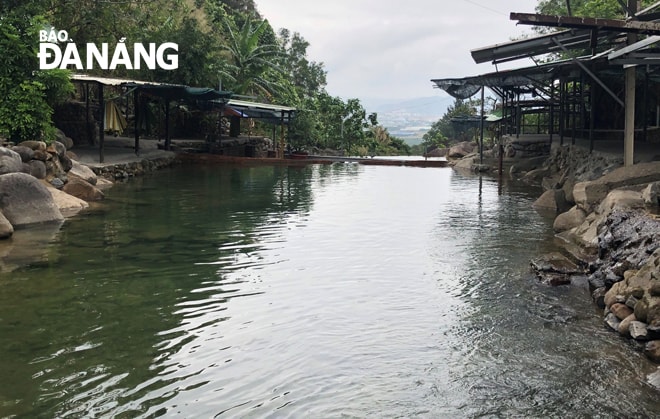 Một khu du lịch chặn dòng suối Lương. Ảnh: PHƯƠNG CHI