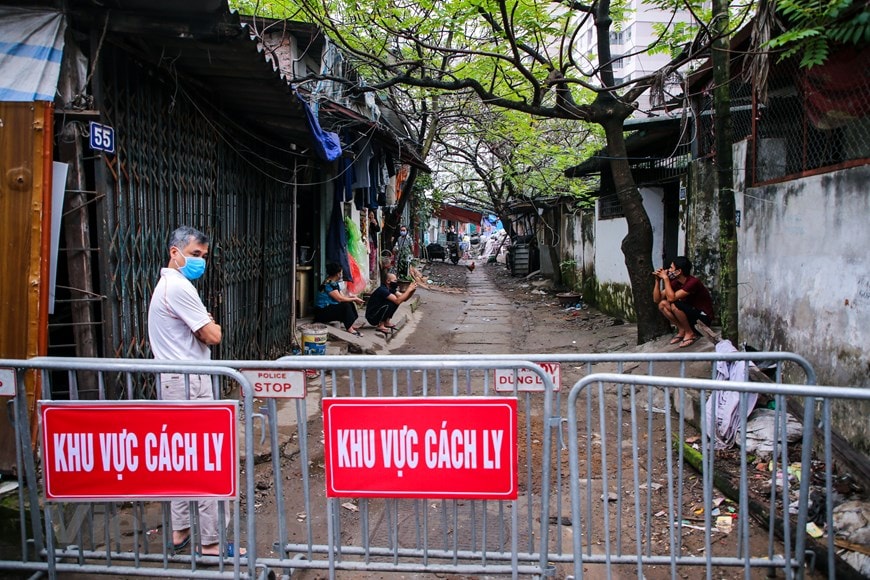 Ngay trong tối 11-3 khi nhận được thông tin có người bị nghi nhiễm Covid-19 lực lượng chức năng phường Dịch Vọng (Quận Cầu Giấy, Hà Nội) đã tiến hành phong toả khu vực ngõ 165 Cầu Giấy. (Ảnh: Minh Sơn/Vietnam+)