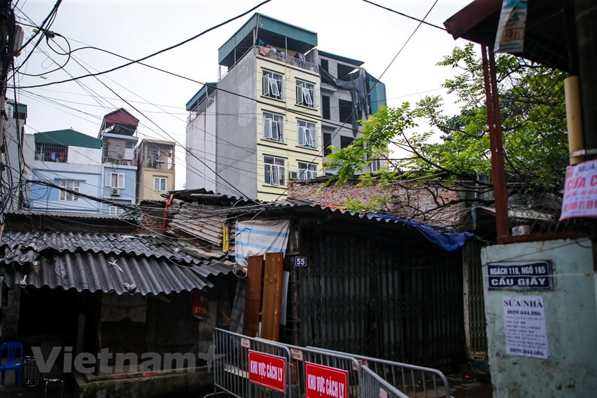 Căn nhà trọ cao tầng màu vàng là nơi người bị nghi nhiễm Covid-19 sinh sống. (Ảnh: Minh Sơn/Vietnam+)