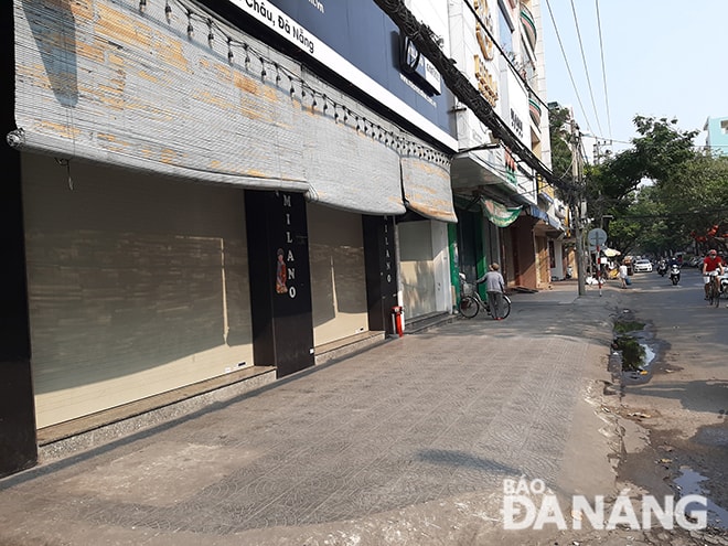 Tuyến đường Hoàng Diệu vốn tấp nập, sôi động nay yên ắng hẳn. Rất nhiều cửa hàng kinh doanh đã đóng cửa để thực hiện các biện pháp phòng chống Covid-19. Ảnh: KHÁNH HÒA