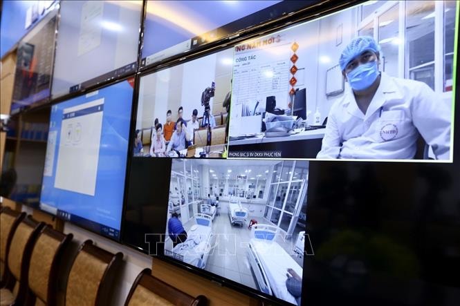 Trung tâm quản lý, điều hành trực tuyến hỗ trợ chuyên môn, chẩn đoán, điều trị Covid-19 kết nối với Bệnh viện Nhiệt đới Trung ương, nơi đang điều trị 9 bệnh nhân và điều trị cách ly trên 200 người. Ảnh: Minh Quyết/TTXVN