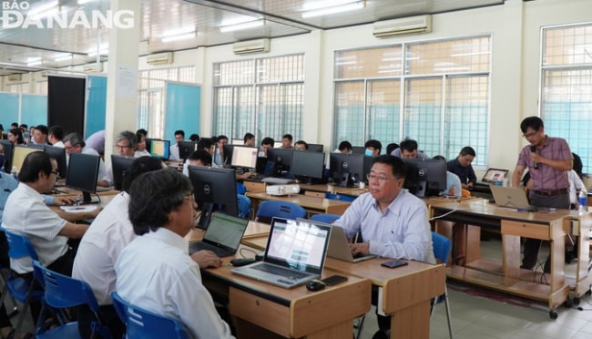 ĐHĐN yêu cầu các trường tổ chức dạy học trực tuyến hiệu quả. Trong ảnh: ĐH Bách khoa - ĐHĐN tổ chức tập huấn về nâng cao chất lượng dạy học trực tuyến.