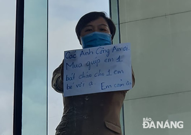 Lời nhắn dễ thương từ người bên trong với người bên ngoài. Ảnh: H.T