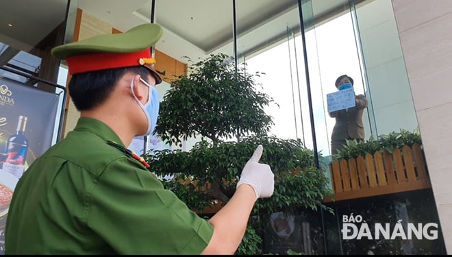 Hành động thể hiện sự tích cực giữa mùa dịch. Ảnh: H.T