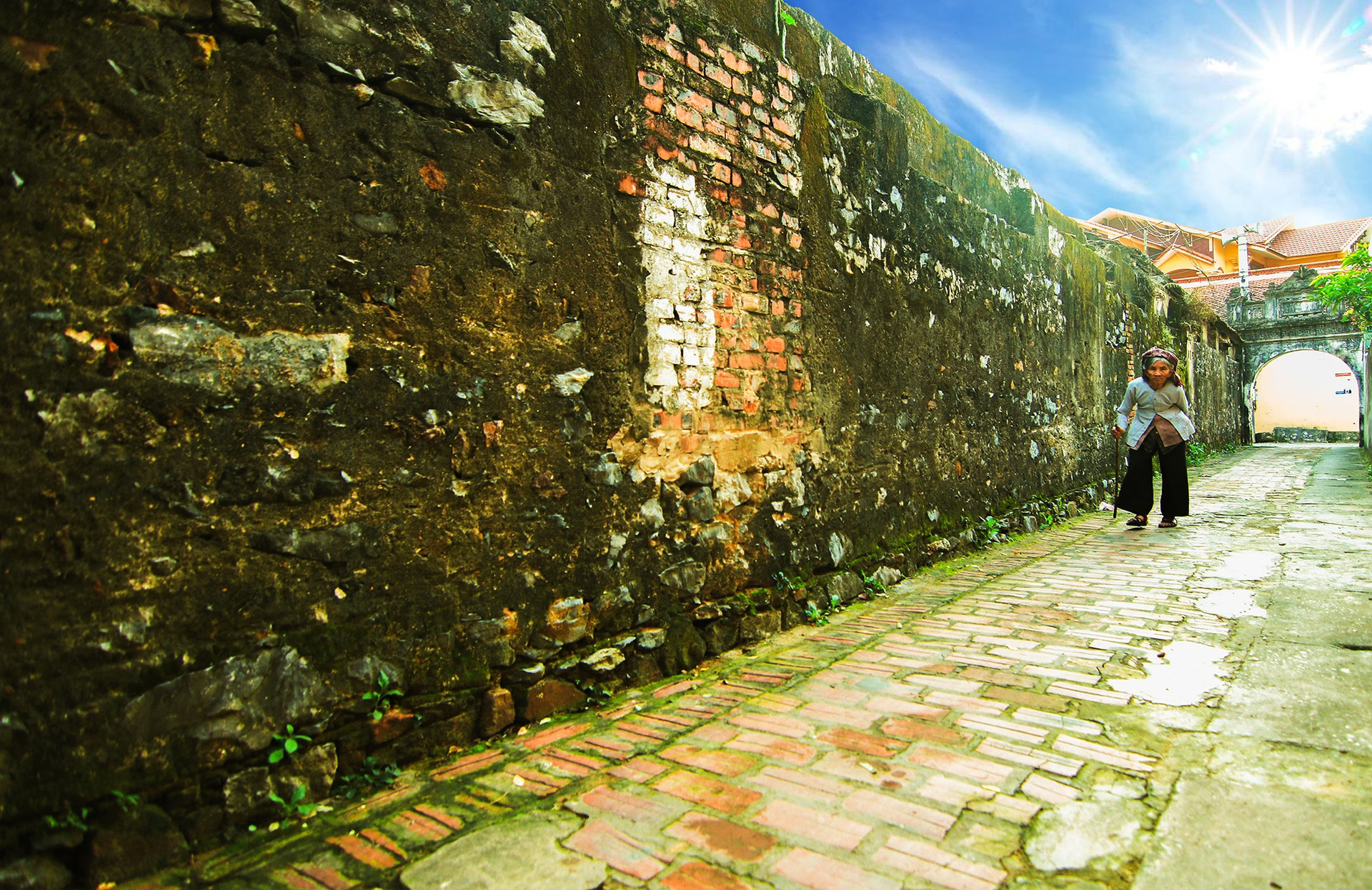 Tại làng cổ Đông Sơn hiện vẫn còn nhiều dải tường phủ rêu rất cổ kính.
