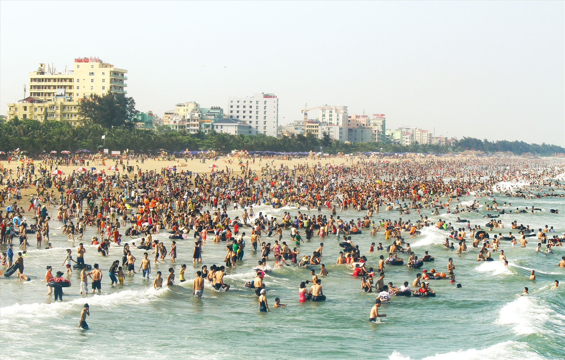 Bãi biển Sầm Sơn với triền cát bằng, an toàn cho du khách.