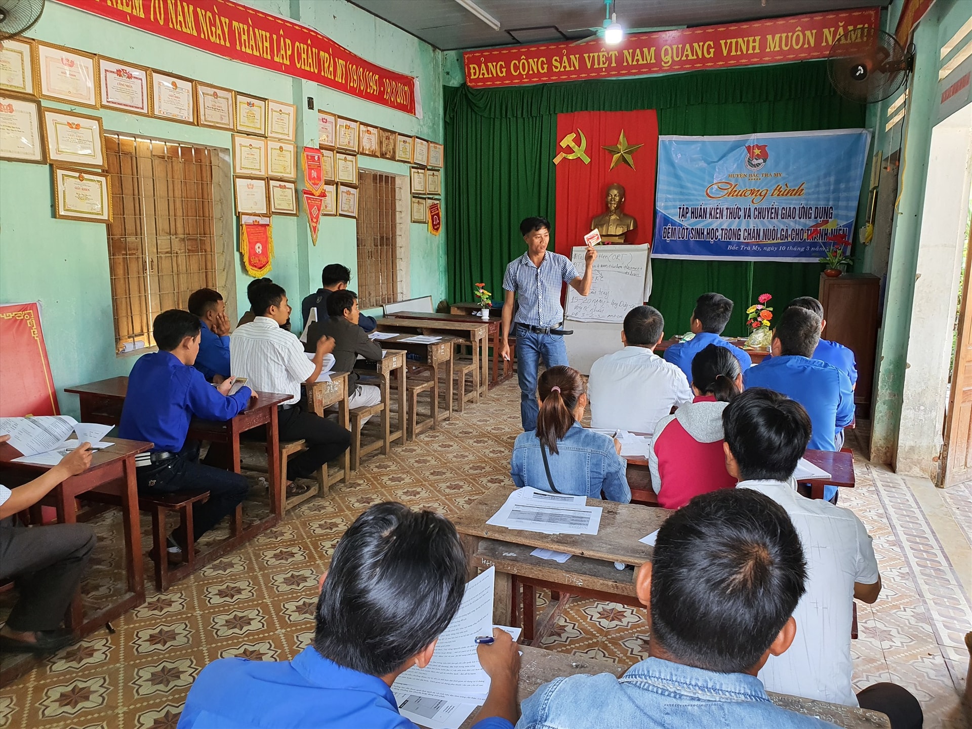 Tập huấn chuyển giao kỹ thuật chăn nuôi gà trên đệm lót sinh học cho thanh niên huyện Bắc Trà My. Ảnh: T.Đ