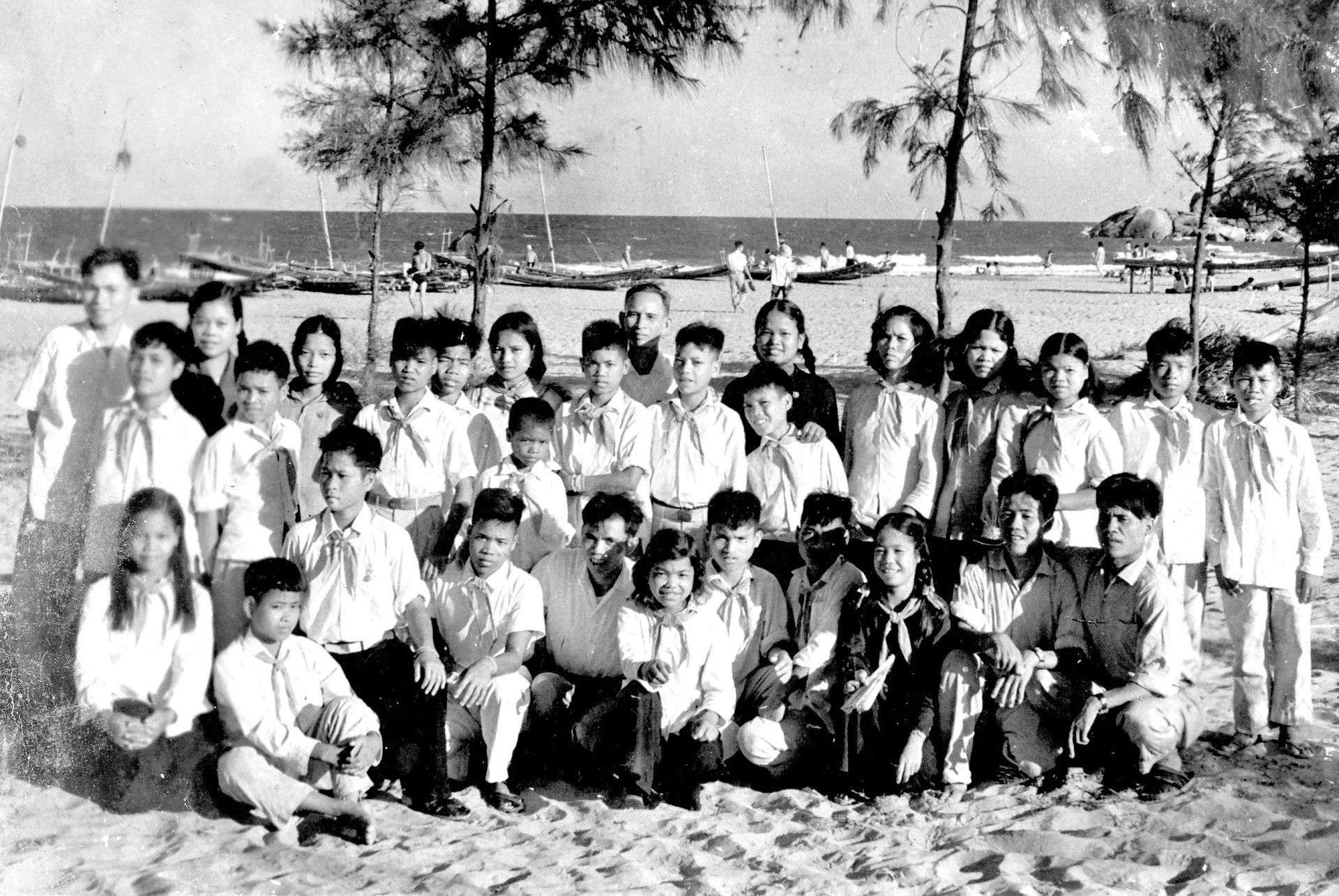 Trại hè học sinh Quảng Nam tại bãi biển Sầm Sơn, Thanh Hóa năm 1964.