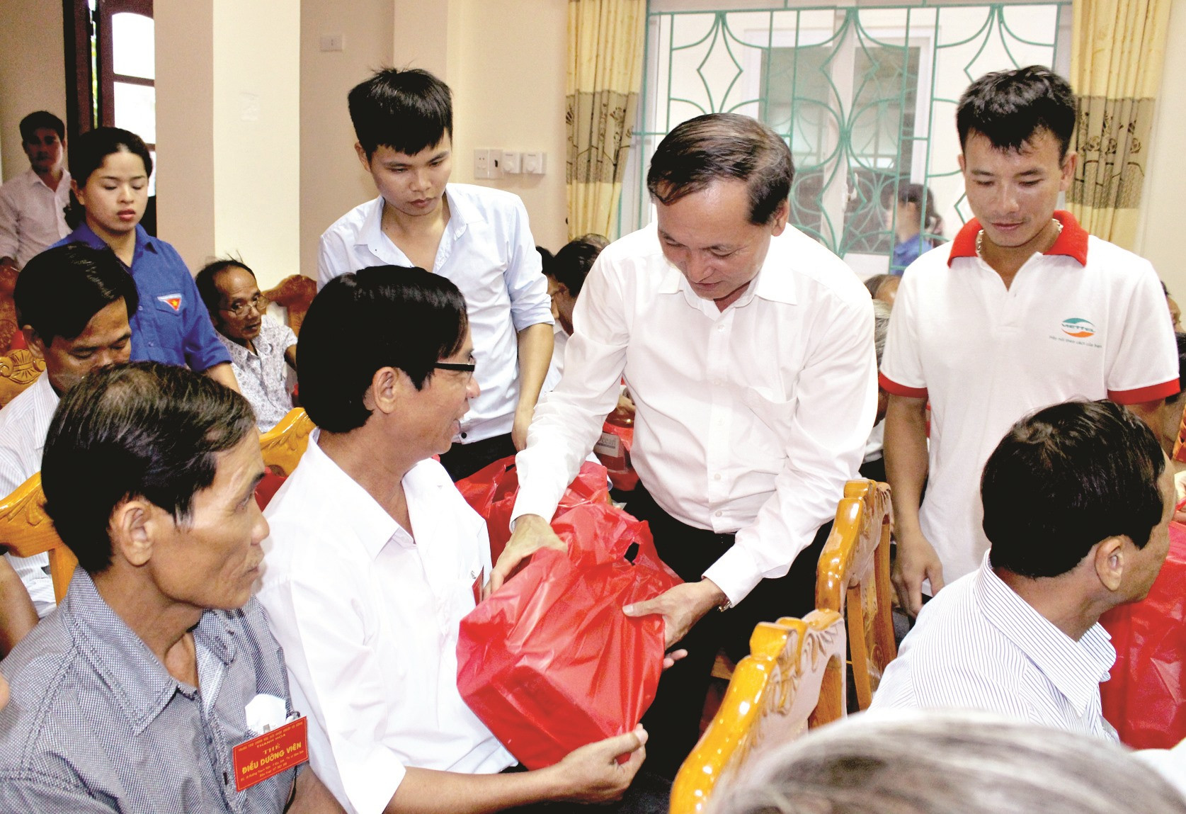 Lãnh đạo tỉnh Thanh Hóa tặng quà người có công tỉnh Quảng Nam trong một đợt điều dưỡng tại Thanh Hóa. Ảnh: D.L