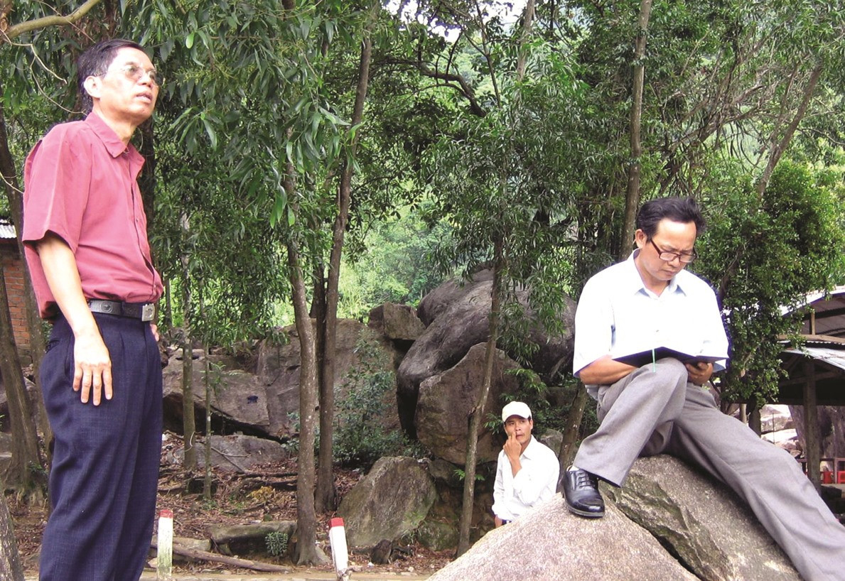 Hai nhà văn xứ Thanh - Nguyễn Bảo (bìa trái) và Đỗ Viết Nghiệm (ngồi), trong một lần đi thực tế ở Quảng Nam. Ảnh: B.A