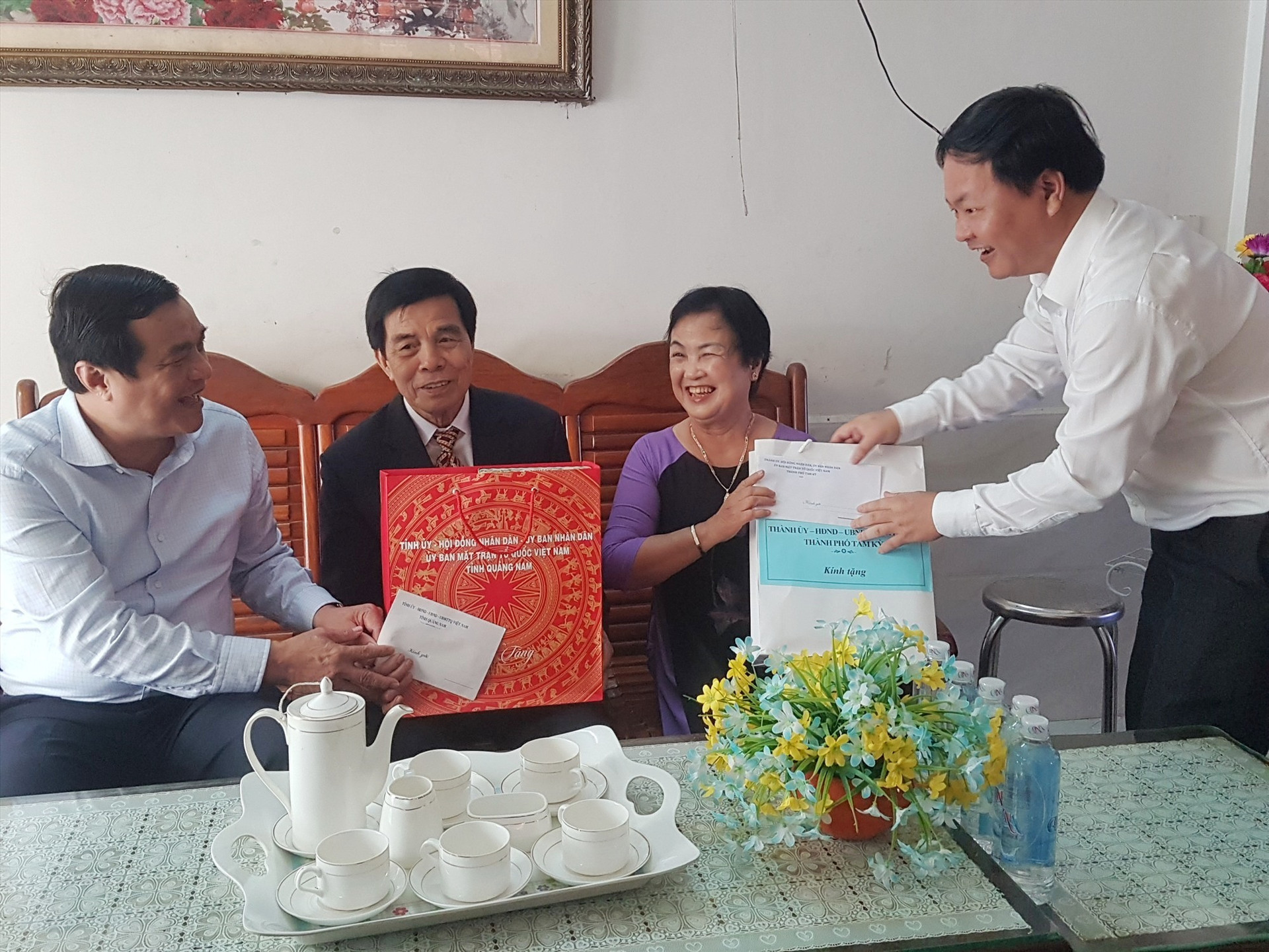 Lãnh đạo tỉnh và lãnh đạo TP.Tam Kỳ tặng quà cho gia đình ông Đỗ Xuân Phùng. Ảnh: D.L