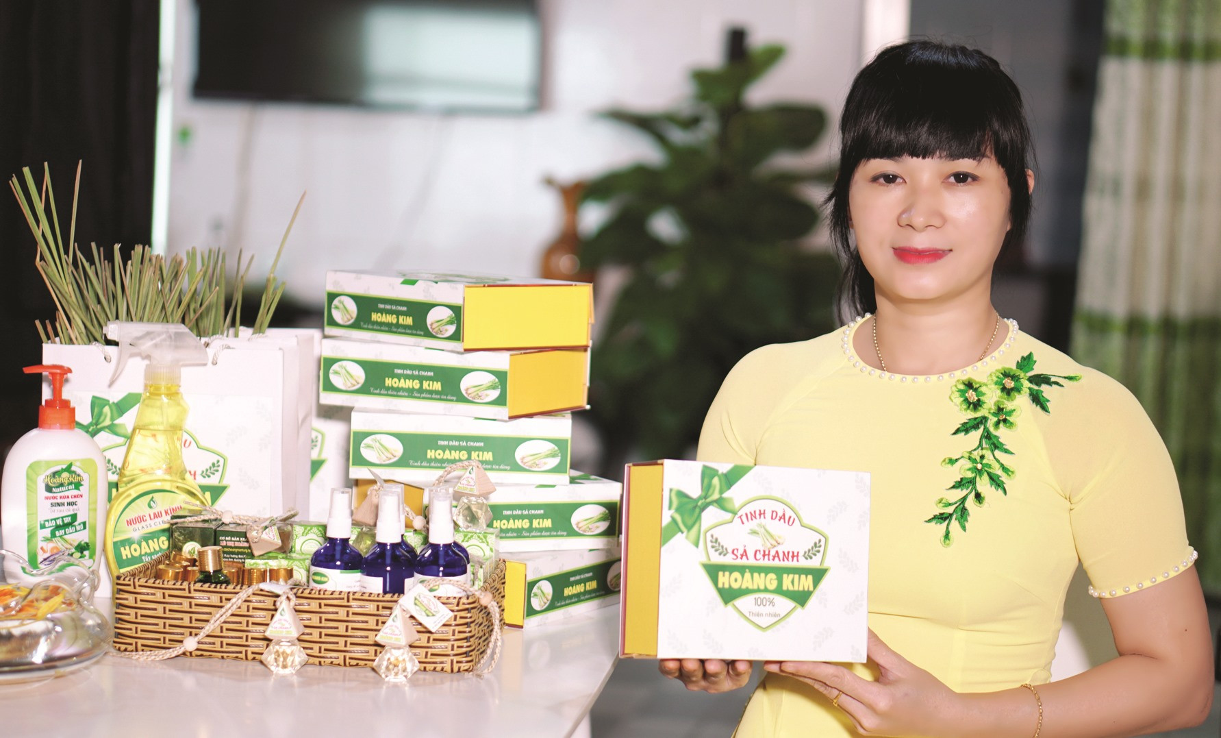 Chị Lê Thị Hoàng và các sản phẩm khởi nghiệp từ tinh dầu sả chanh. Ảnh: PHAN VINH