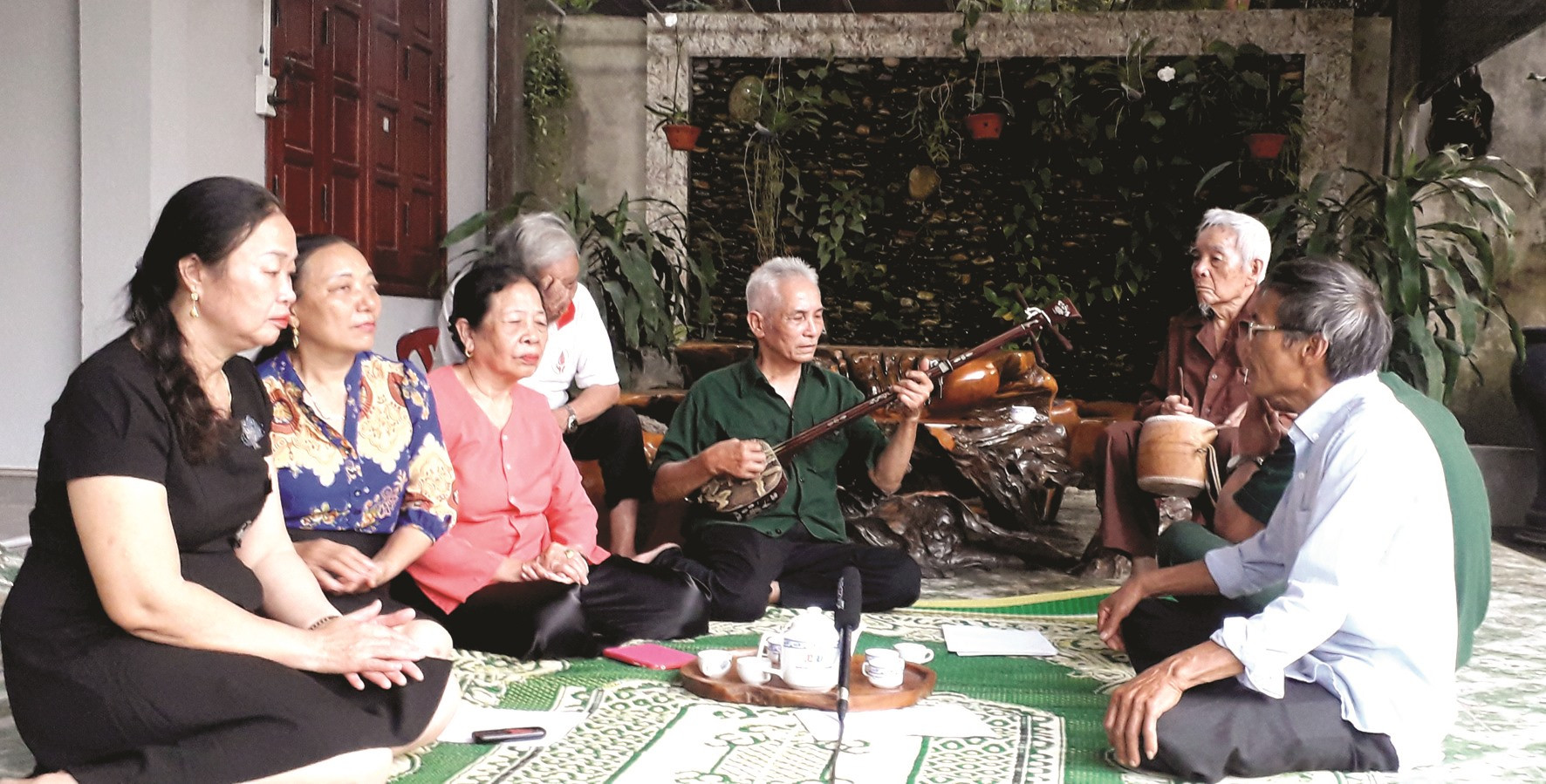 Câu lạc bộ nghệ thuật truyền thống đang tập hát chèo truyền thống.