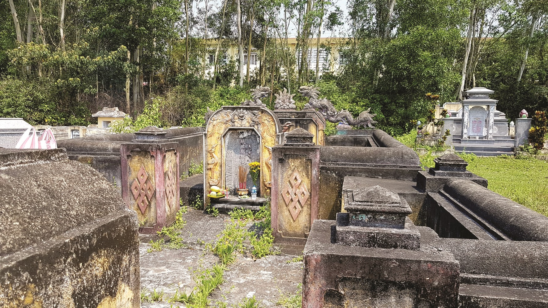 Khu mộ Trung từ hầu Nguyễn Văn Huấn.