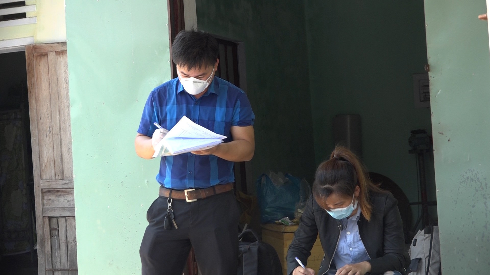 Đại diện Trung tâm Kiểm soát bệnh tật Quảng Nam tiến hành lấy thông tin đối với chị N.T.T.T. Ảnh: BIÊN THỰC