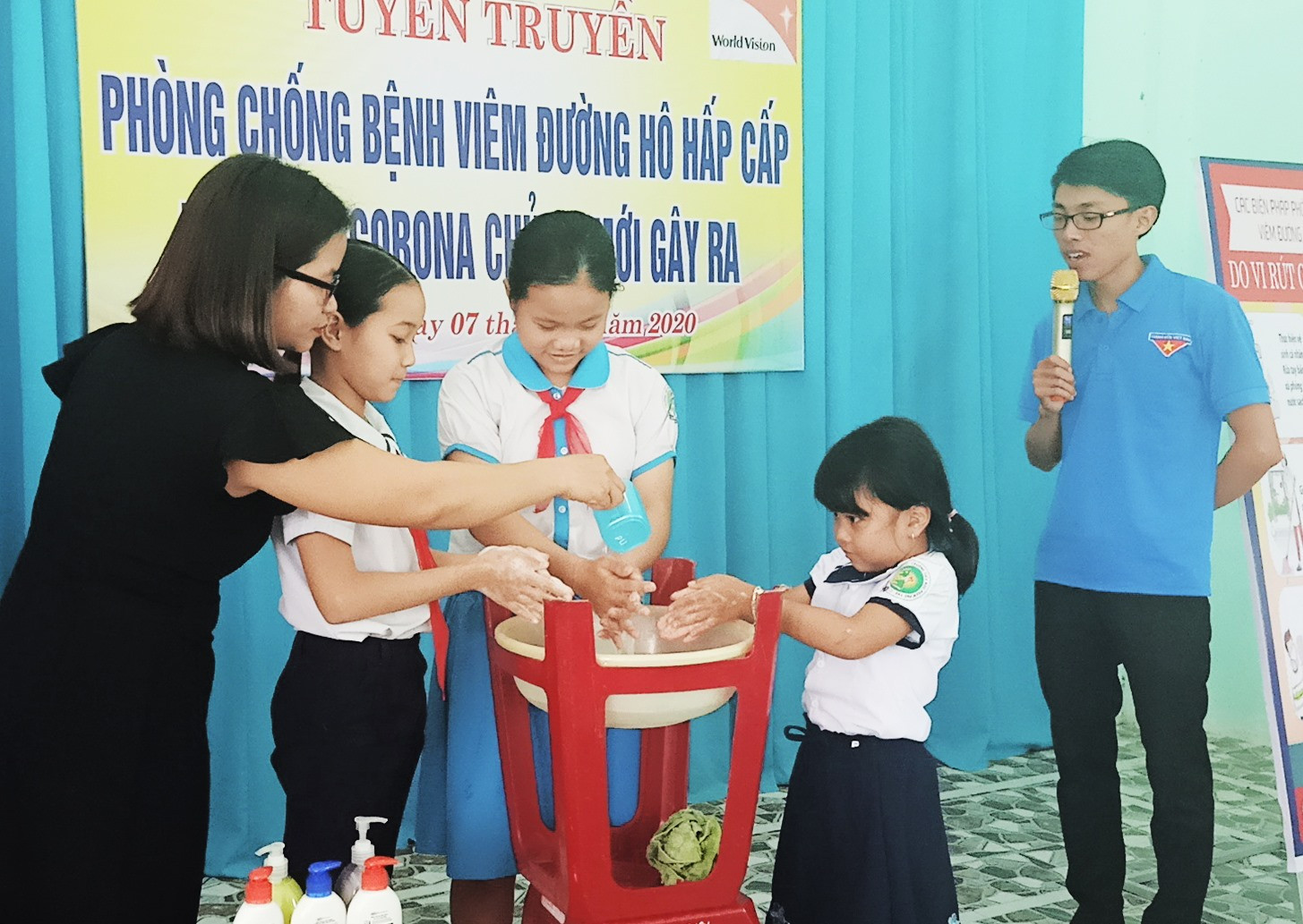Đoàn xã Sơn Viên phối hợp với Trường Tiểu học Phạm Phú Thứ tổ chức truyên truyền phòng chống dịch Covid-19 cho học sinh. Ảnh: PHAN VINH
