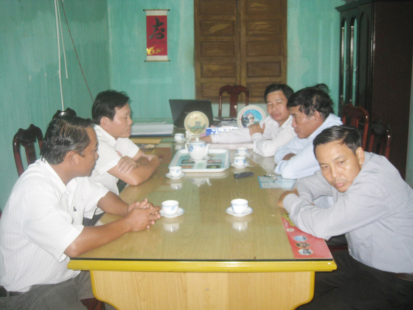 Tổ công tác huyện Núi Thành kiểm tra thực hiện Đề án văn hóa công vụ tại xã.Ảnh: VĂN PHIN