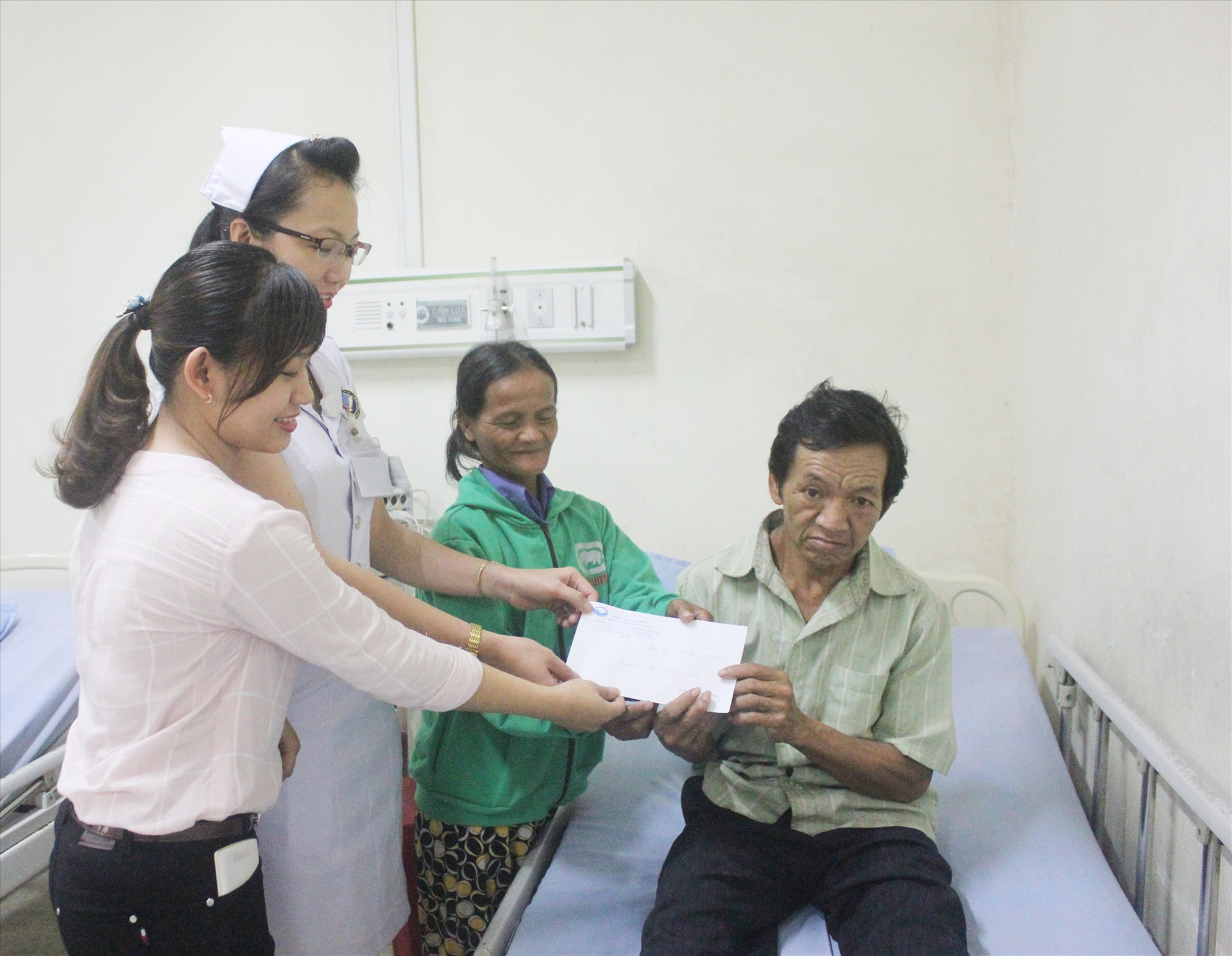 BVĐK Trung ương Quảng Nam trao tiền hỗ trợ bệnh nhân khó khăn. Ảnh: C.N
