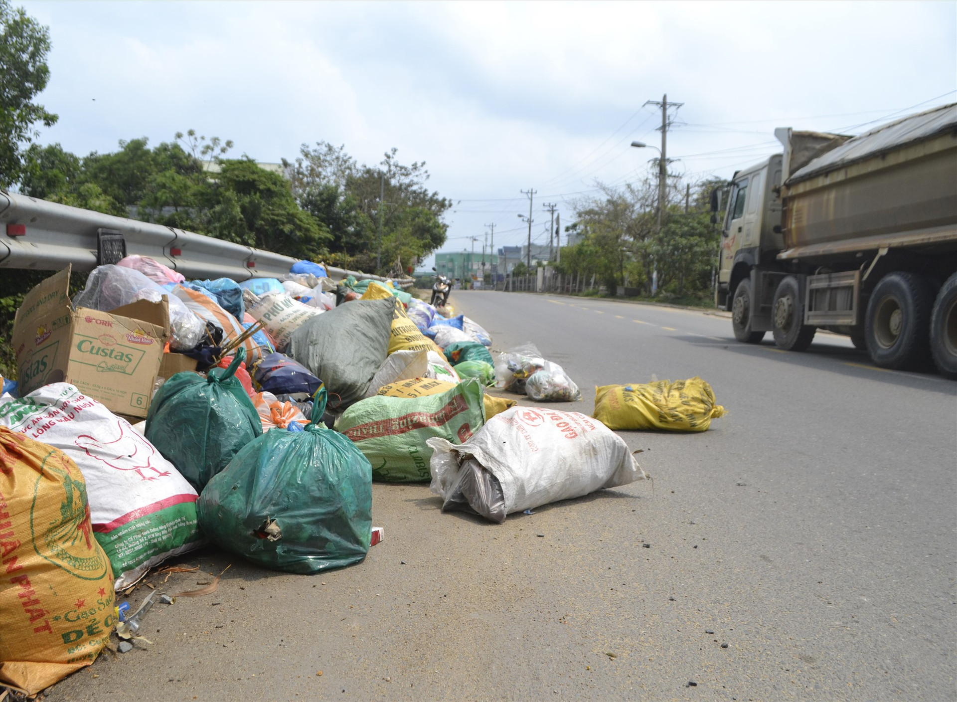 Người dân lén lút vứt rác tràn ra cả lòng đường ĐT609B, qua địa phận Đại Lộc. Ảnh: K.K