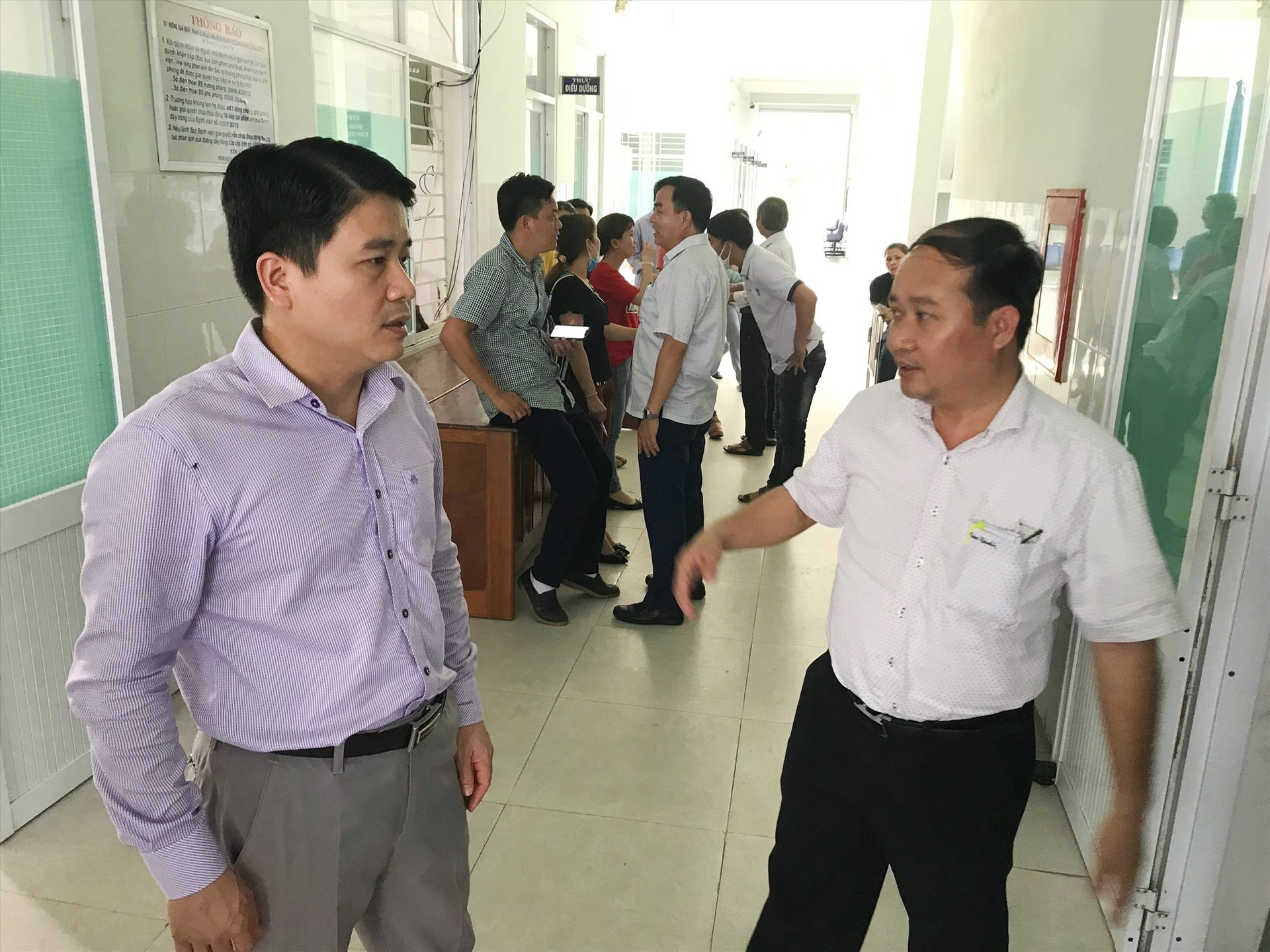 Phó Chủ tịch UBND tỉnh Trần Văn Tân (bên trái) sẽ phụ trách và trực tiếp chỉ đạo Văn phòng thường trực phòng chống Covid-19 tại Hội An. Ảnh: Q.T