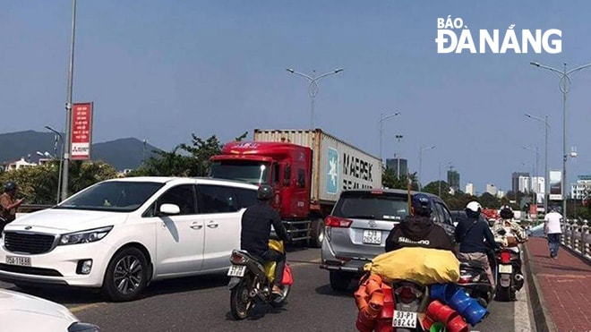 Sau khi tiếp nhận thông tin xe container lưu thông trên cầu sông Hàn, Đội Tuần tra-Dẫn đoàn nhanh chóng vào cuộc xác minh, xử lý. Ảnh: NGỌC PHÚ