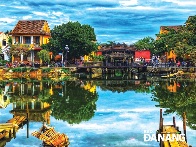 Nằm trên chiếc cầu bắc ngang qua con lạch nhỏ trong phố cổ, Chùa Cầu là biểu tượng của Hội An, là điểm đến ấn tượng. 