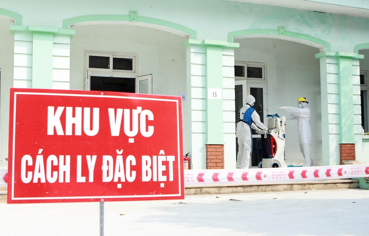 Kĩ thuật viên chuẩn bị chụp X quang cho bệnh nhân tại khu vực cách ly đặc biệt. (Ảnh: Hoàng Hùng/ TTXVN)