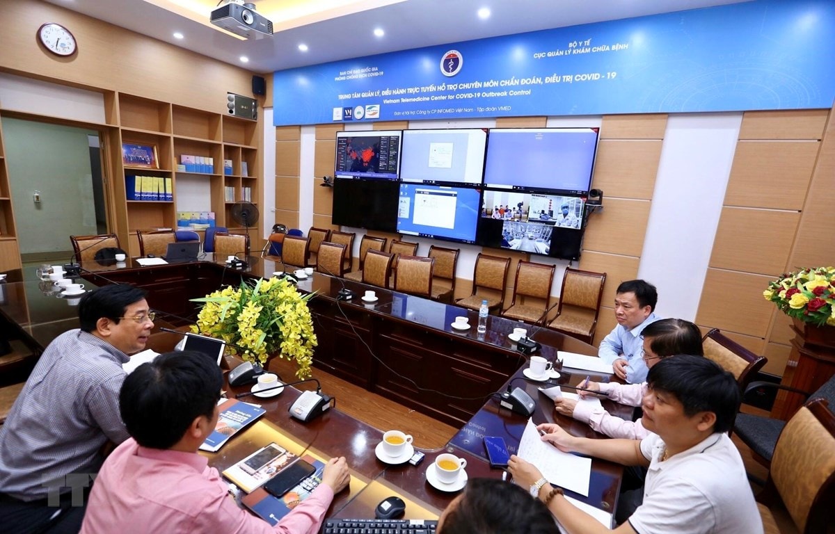 Tổ điều hành của Ban Chỉ đạo quốc gia phòng chống dịch bệnh tại Trung tâm quản lý, điều hành trực tuyến hỗ trợ chuyên môn, chẩn đoán, điều trị COVID-19 đang kết nối với Bệnh viện Nhiệt đới Trung ương. (Ảnh: Minh Quyết/TTXVN)