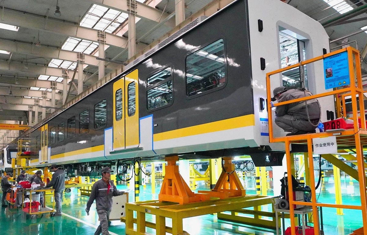 Công nhân làm việc bên trong một dây chuyền sản xuất ở Đường Sơn, tỉnh Hà Bắc, Trung Quốc. (Ảnh: THX/TTXVN)